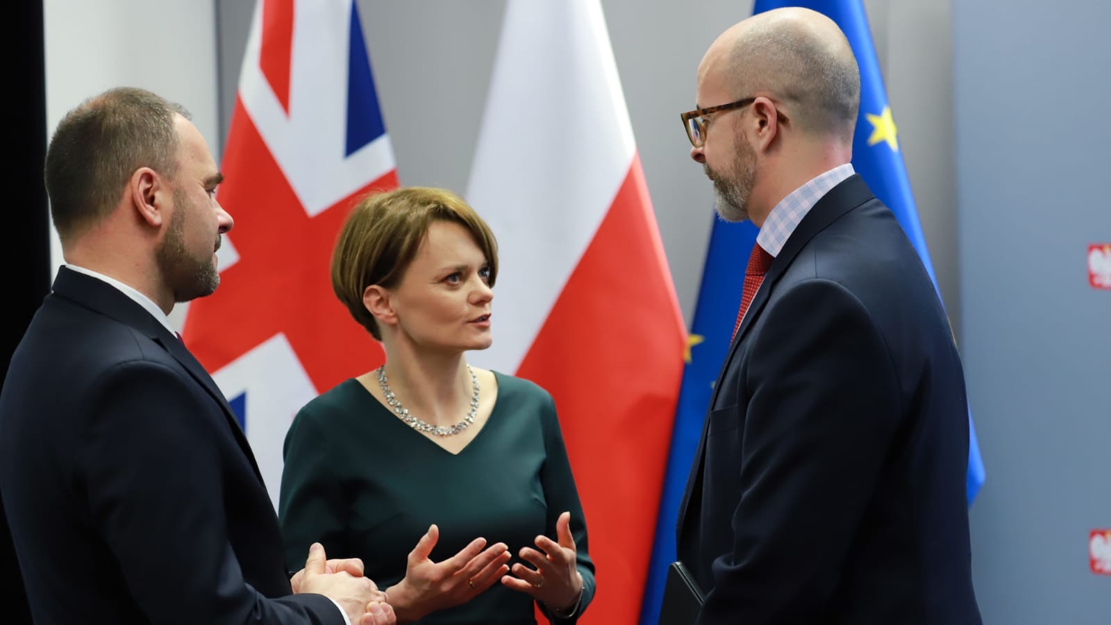 Minister rozwoju Jadwiga Emilewicz, ambasador Wielkiej Brytanii i Irlandii P&oacute;łnocnej Jonathan Knott oraz wiceprezes Polskiej Agencji Rozwoju Przedsiębiorczości Adam Banaszak rozmawiający w kuluarach