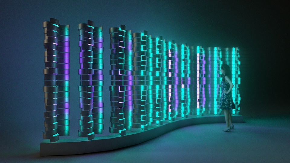 Zdjęcie przedstawia instalację interaktywną, na kt&oacute;rą składa się rząd kolumn złożonych z moduł&oacute;w o nieregularnych kształtach, stojących na podstawie w kształcie litery &bdquo;s&rdquo;. Części wybranych kolumn świecą się na r&oacute;żne kolory &ndash; biały, zielony oraz fioletowy. Instalacja stoi w ciemnym pomieszczeniu i przygląda się jej kobieta. 