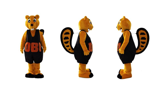 Widok na maskotkę przypominającą misia, kt&oacute;ra jest ubrana w czarną koszulkę z pomarańczowym napisem OBI. Widok przedstawia maskotkę od frontu oraz z prawego i lewego profilu. Maskotka ma ogon i pomarańczową sierść.