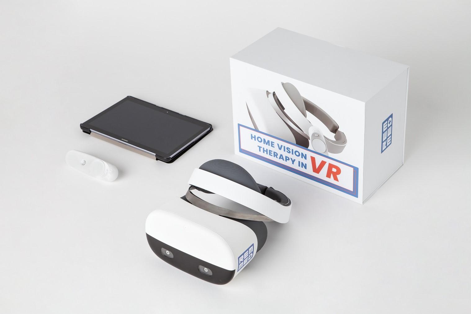 Widok na gogle VR, opakowanie do nich. Na zdjęciu widać r&oacute;wnież tablet