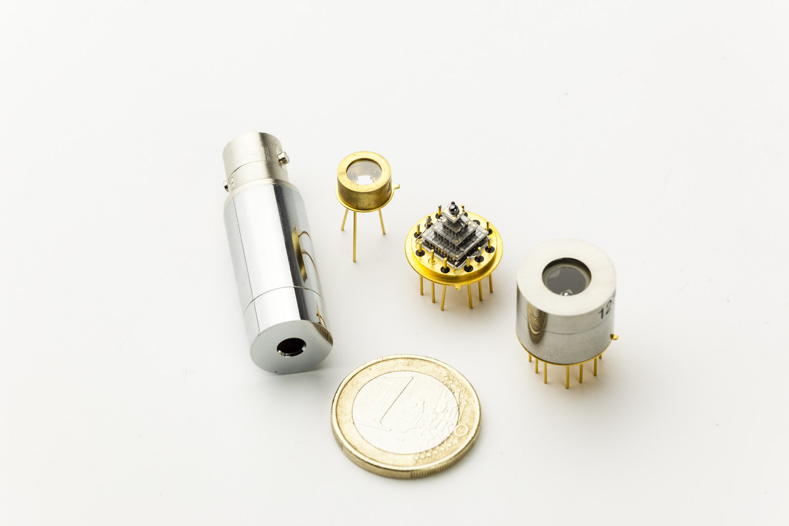 widok na grupę urządzeń pomiarowych r&oacute;żnych o r&oacute;żnych kształtach i wielkościach oraz monetę będącą punktem odniesienia do określenia ich wymiar&oacute;w