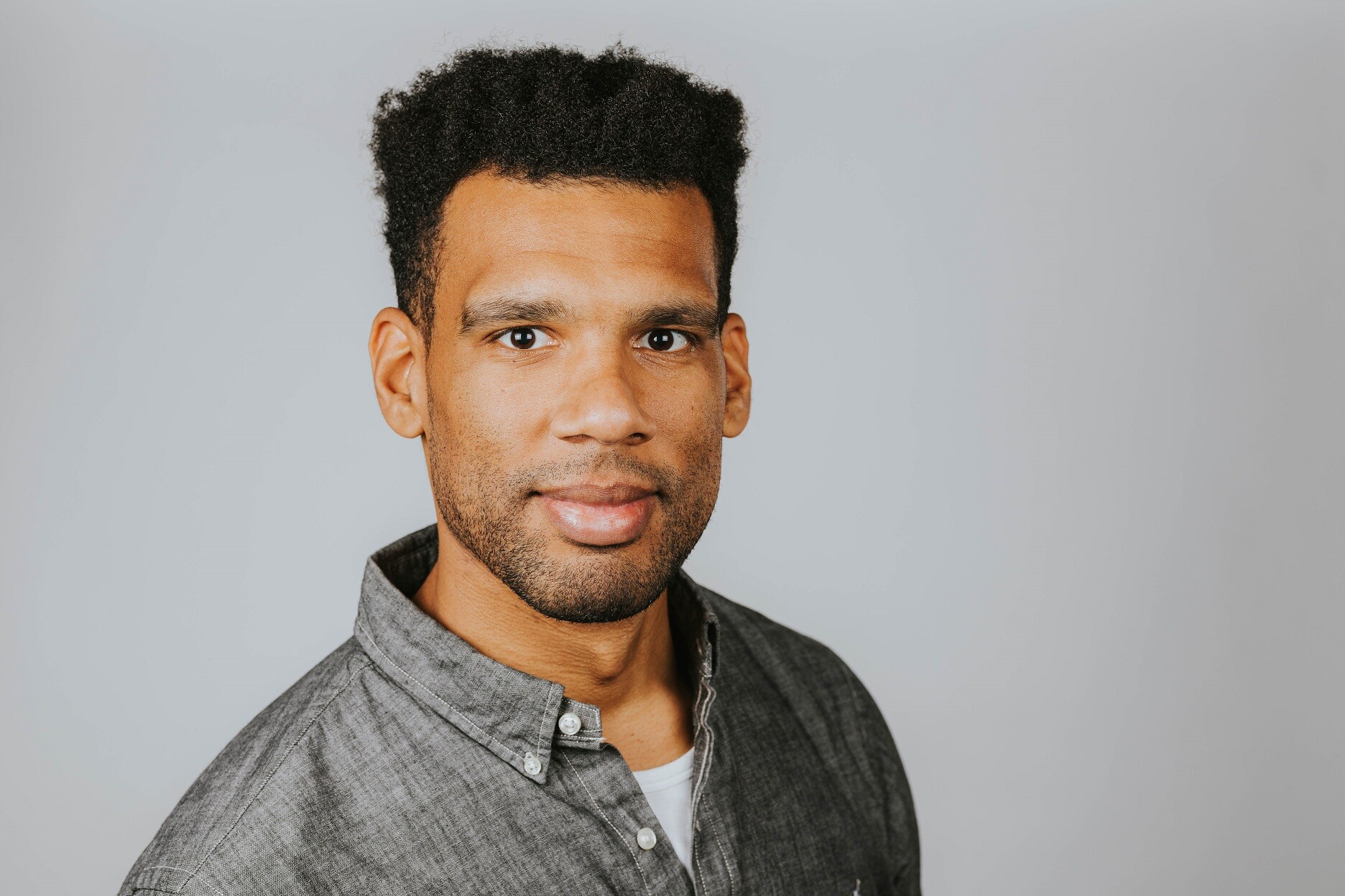 młody mężczyzna z czarnymi włosami, o ciemnym kolorze sk&oacute;ry