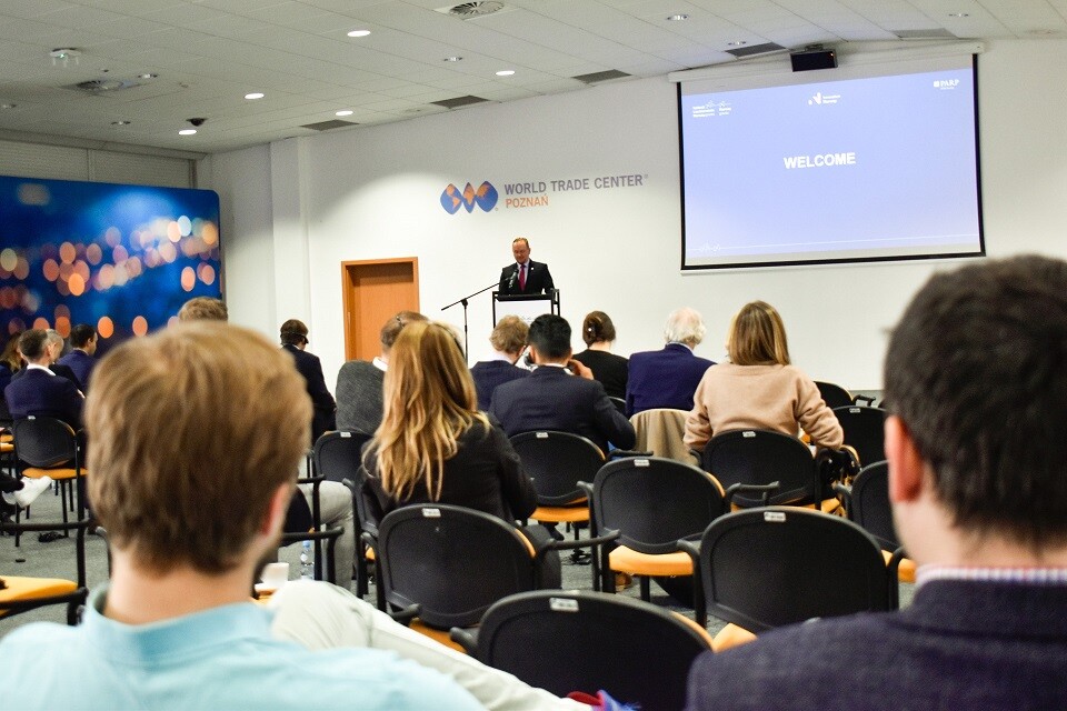 Ludzie siedzą na sali