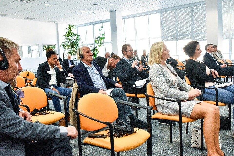 Ludzie siedzą na sali