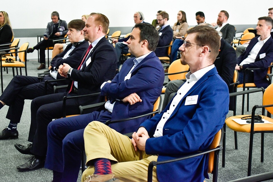 Ludzie siedzą na sali