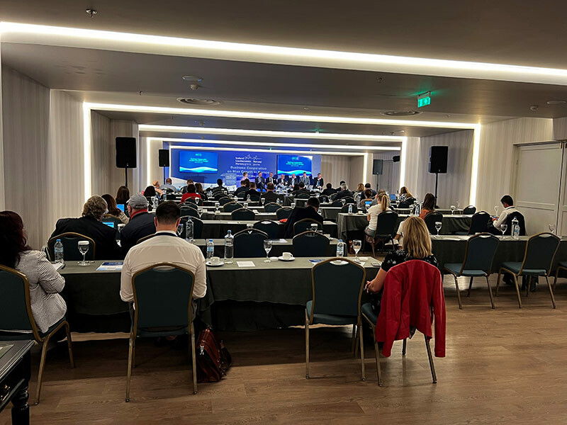 Na zdjęciu widoczni są uczestnicy prelekcji jak i wszyscy prelegenci, którzy biorą udział w panelu dyskusyjnym po wygłoszonych wcześniej prezentacjach.