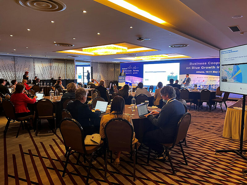 Na zdjęciu widać salę konferencyjną i uczestników konferencji a także polskiego prelegenta Bartosza Langowskiego, który przybliżył zgromadzonym temat Smart Port w Polsce