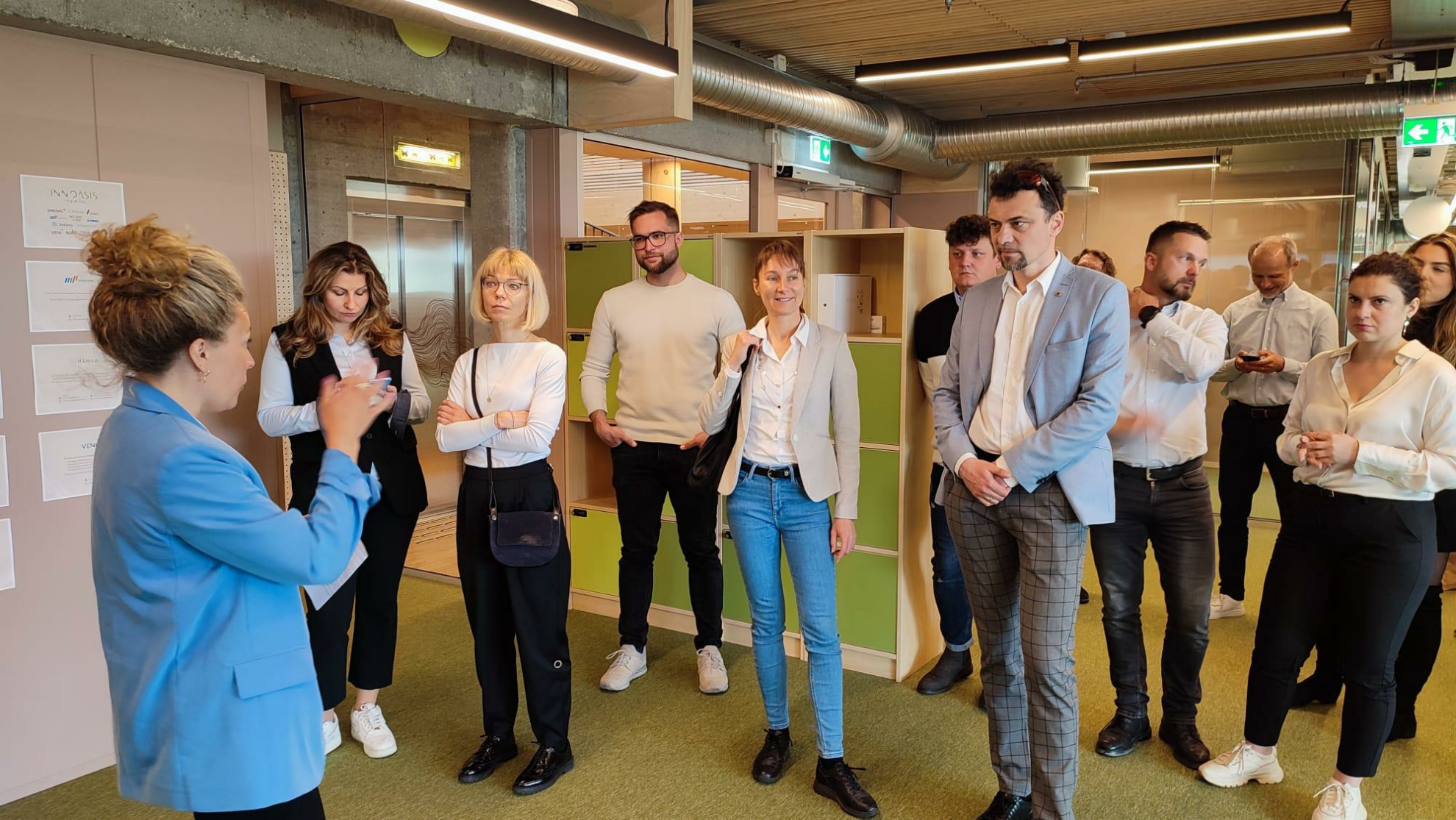 Grupa kilkunastu os&oacute;b pozuje do zdjęcia