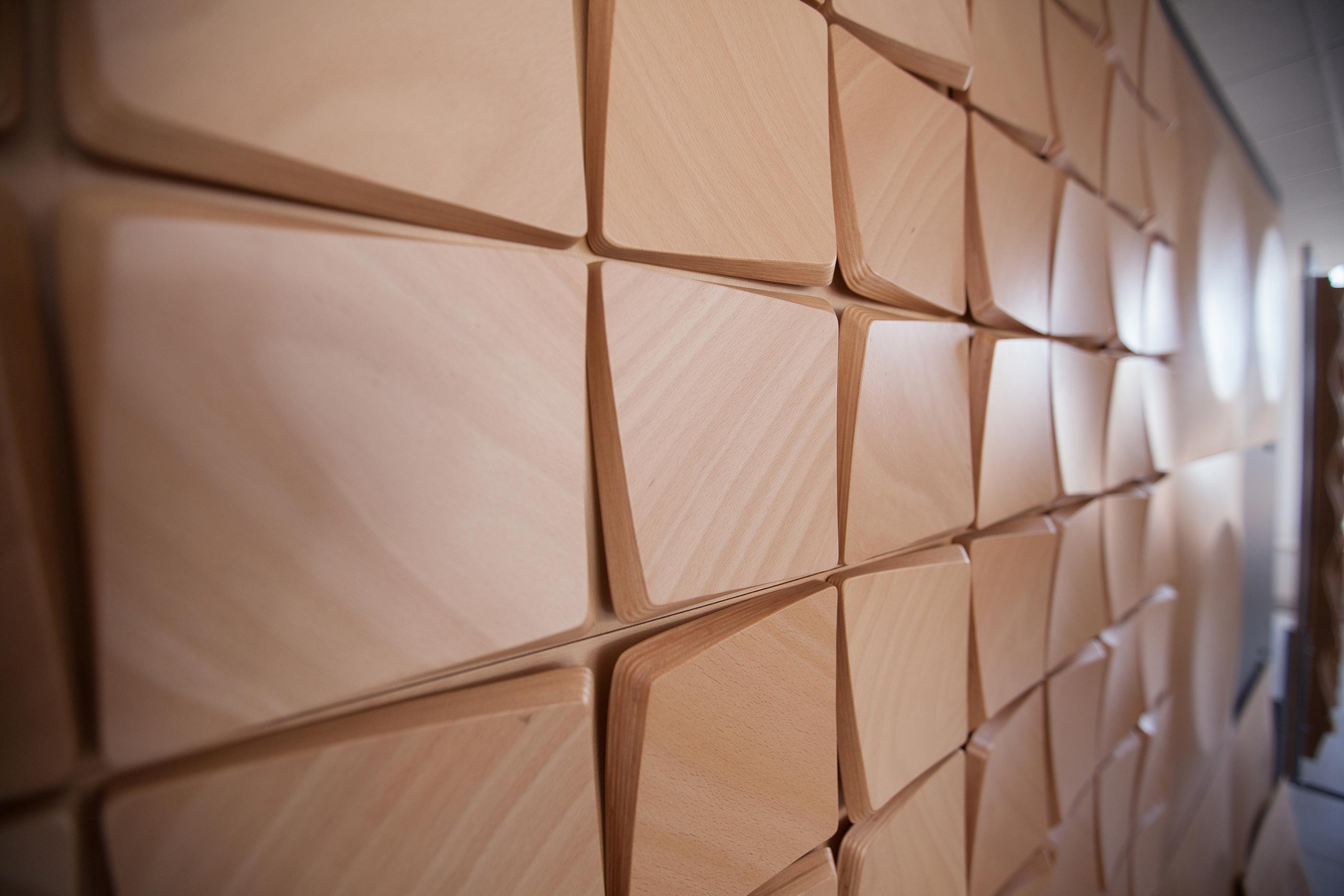 widok ściany pokrytej sześciennymi figurami 3D