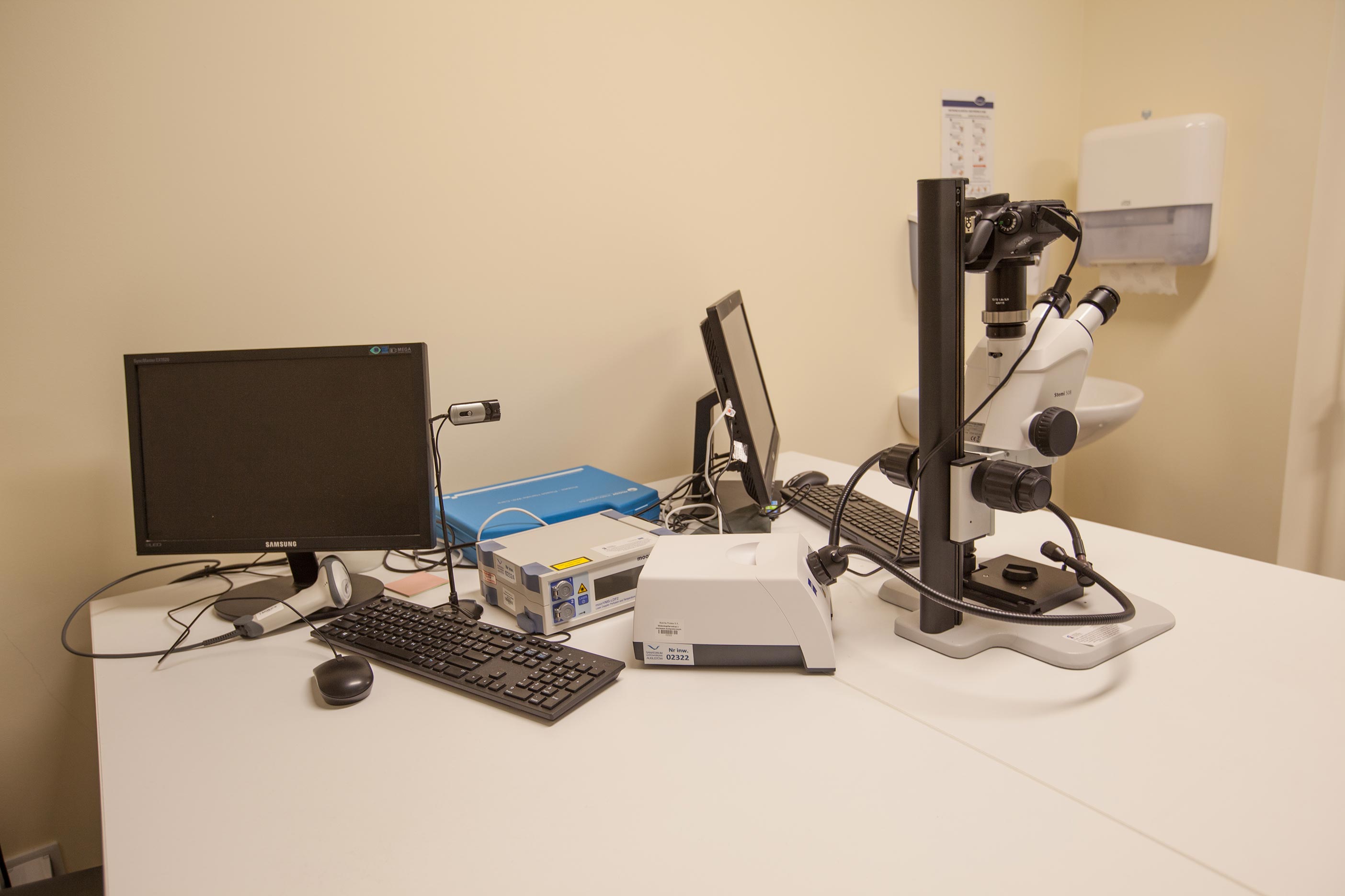 Biurko z laptopem i innymi urządzeniami