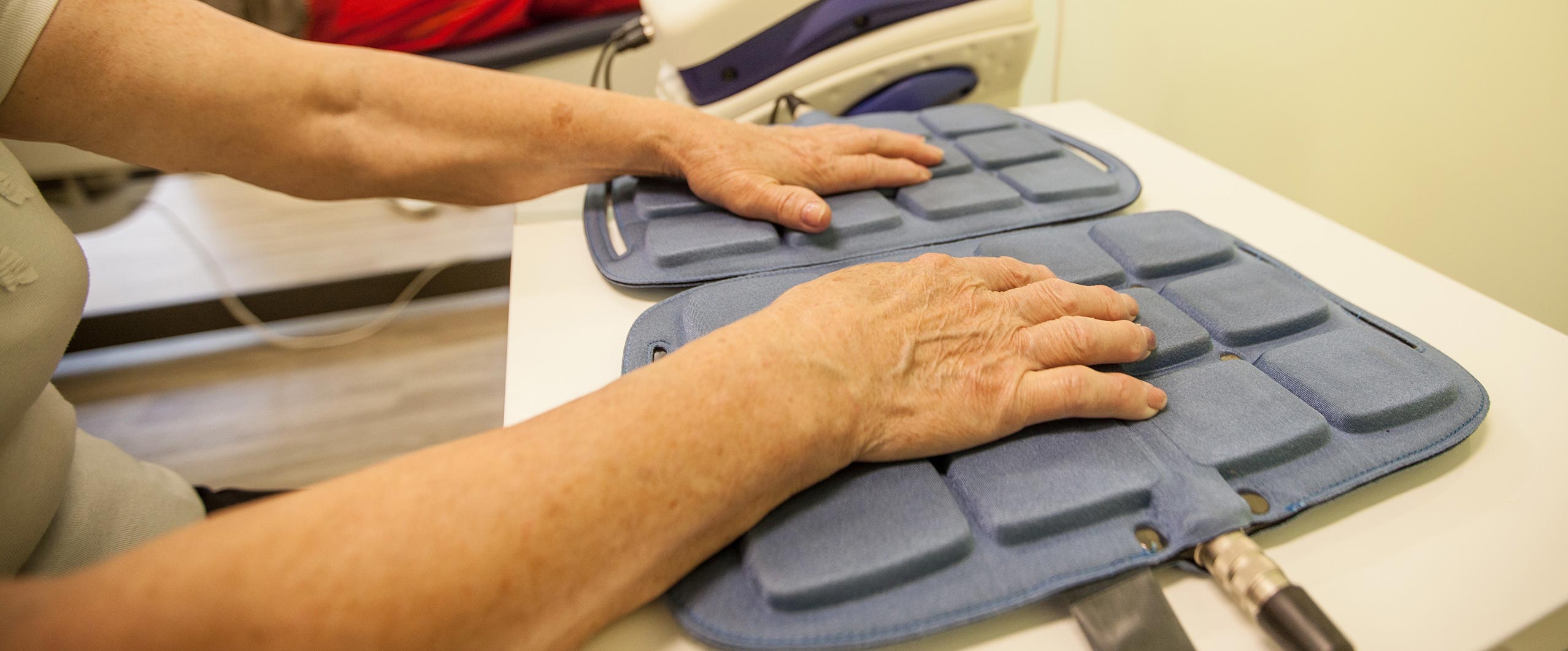 Dłonie na macie diagnostycznej