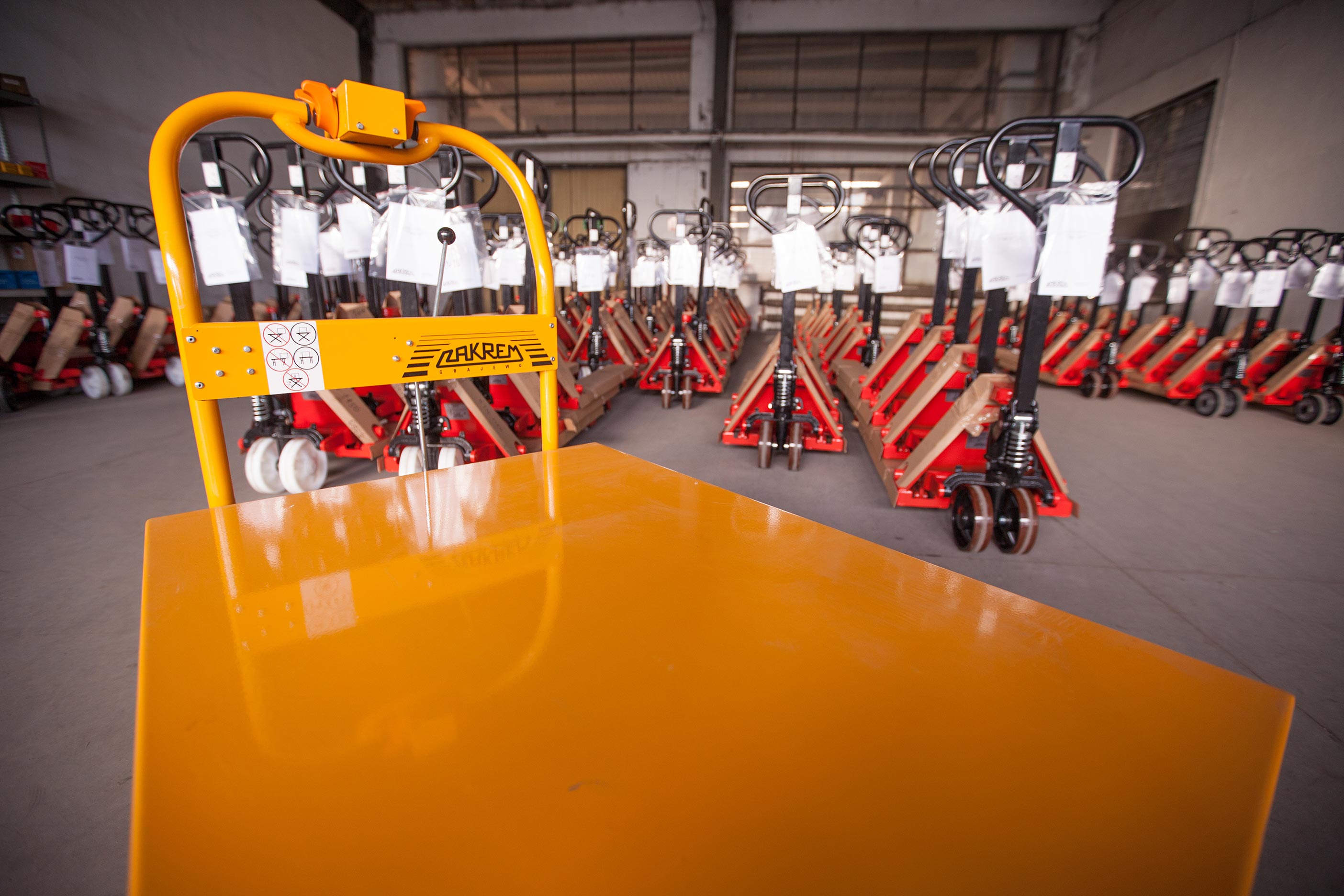 Zbliżenie na w&oacute;zek akumulatorowy z napędem