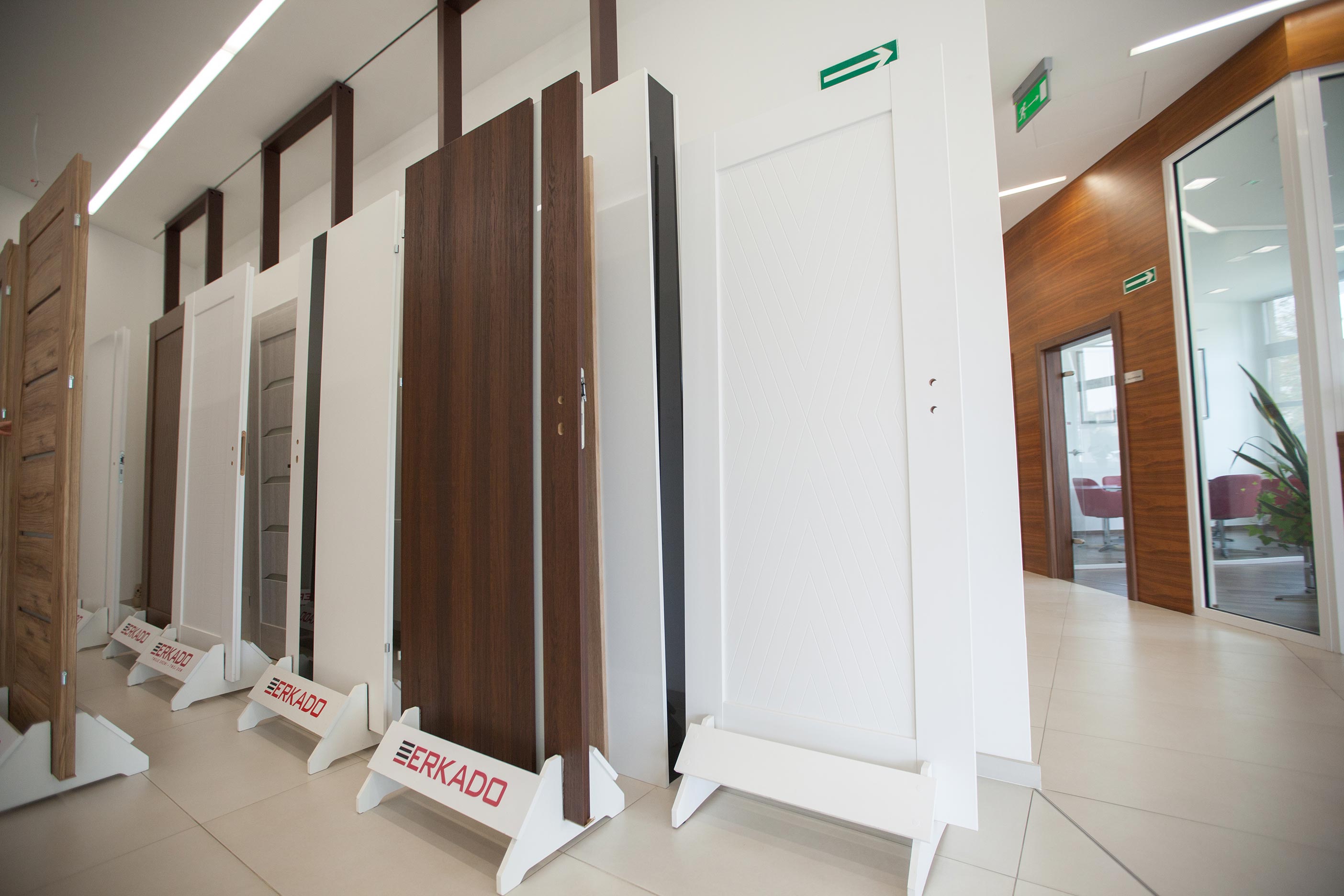 Pomieszczenie, w kt&oacute;rym znajdują się drzwi