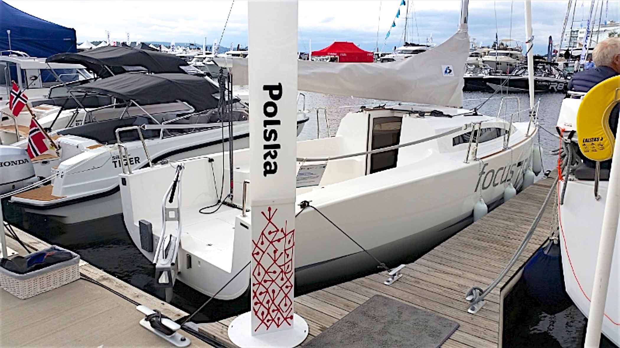 Zdjęcie białej łodzi zacumowanej w porcie