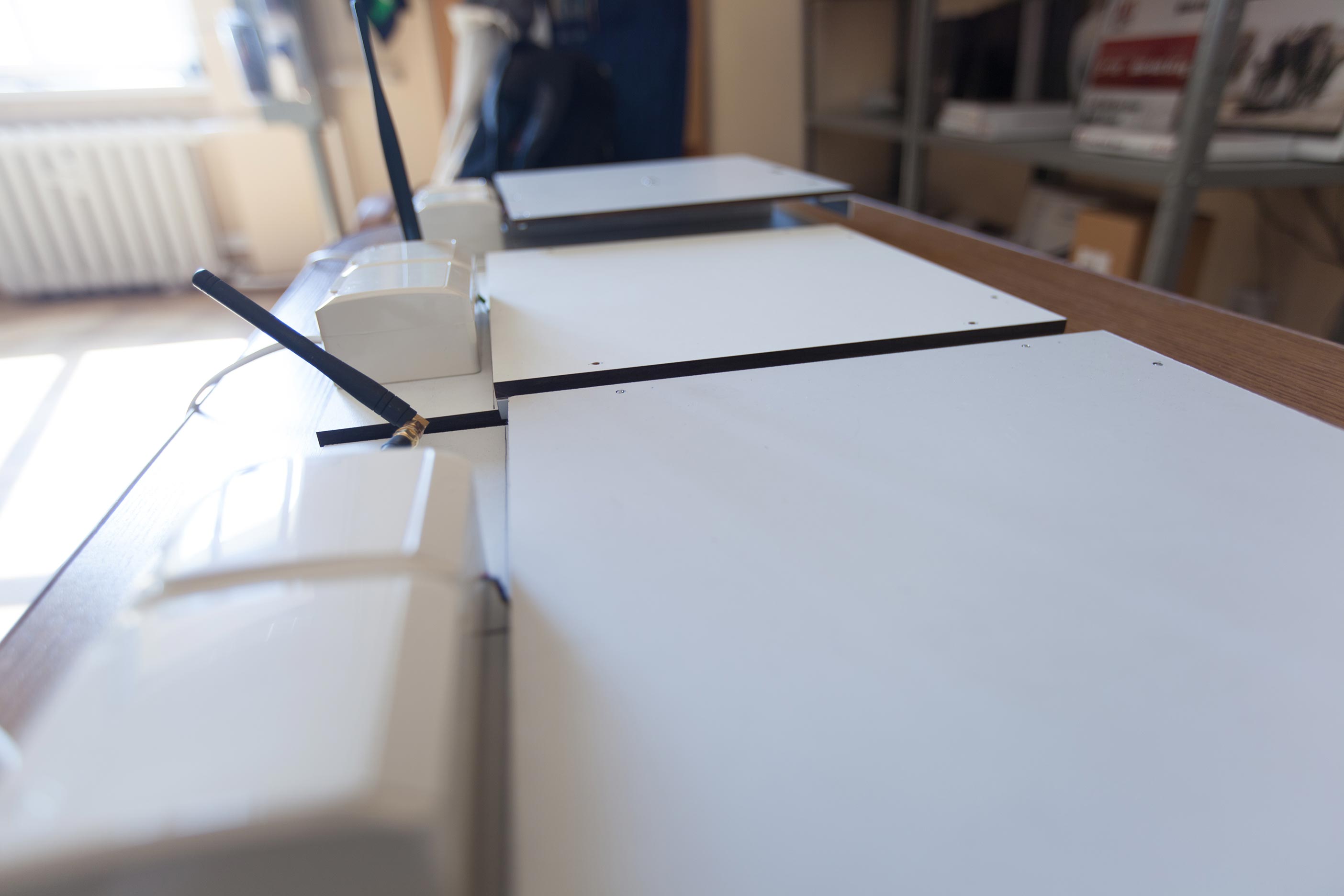 Widok urządzenia z białymi przyciskami i anteną