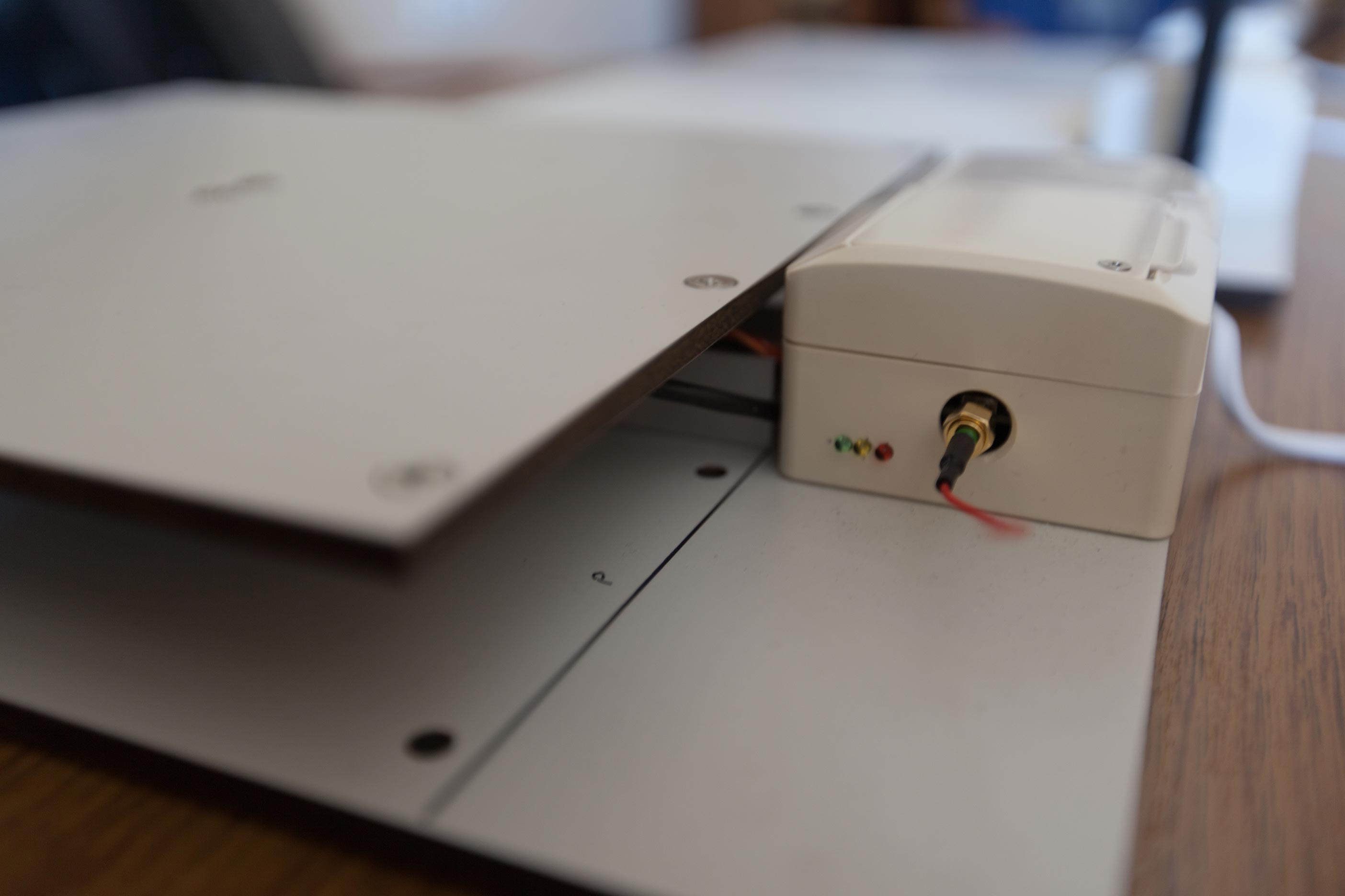 Widok urządzenia składającego się z dw&oacute;ch płytek g&oacute;ra-d&oacute;ł oraz puszką typu gniazdo