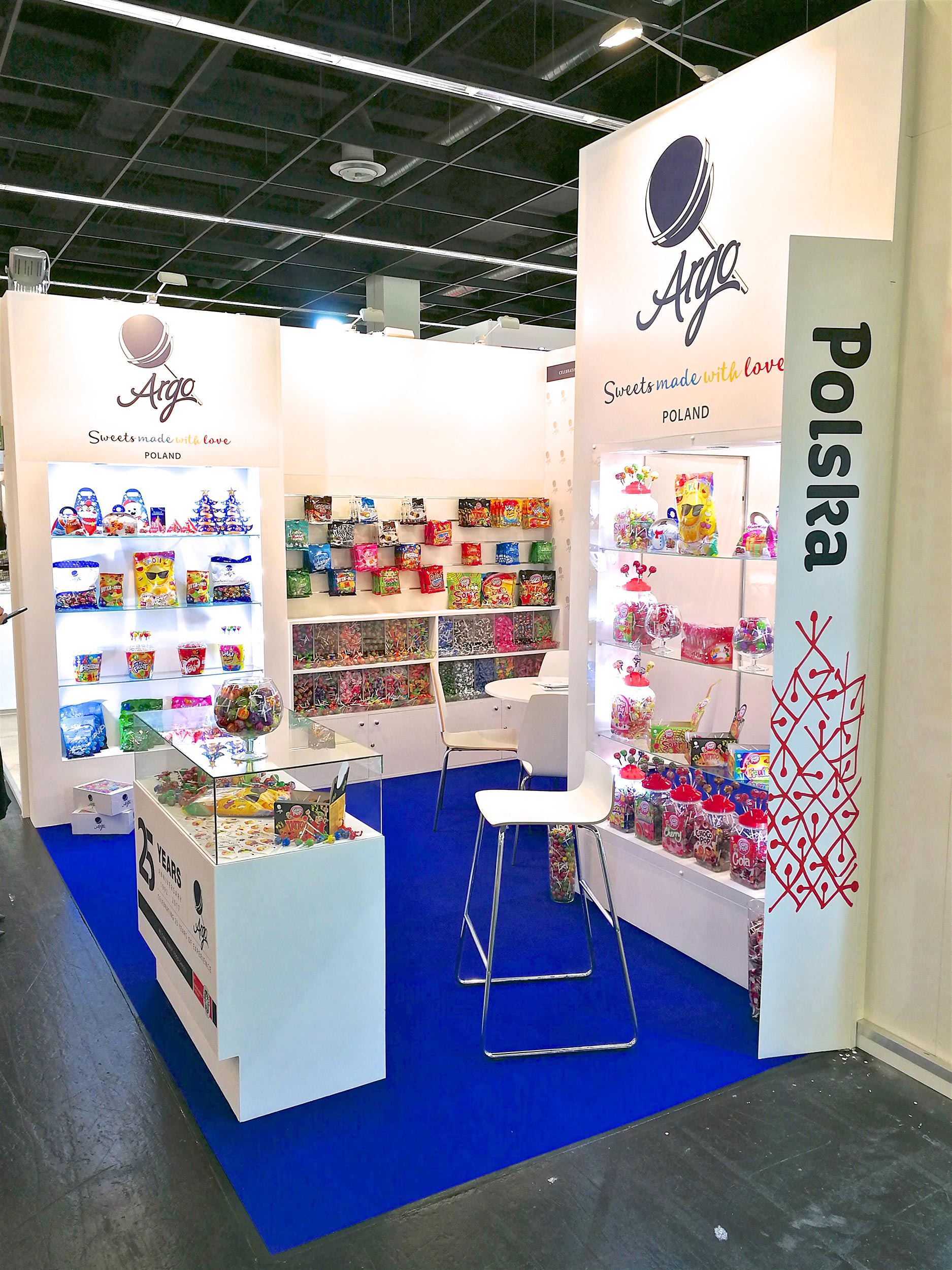 Widok stoiska targowego ze słodyczami