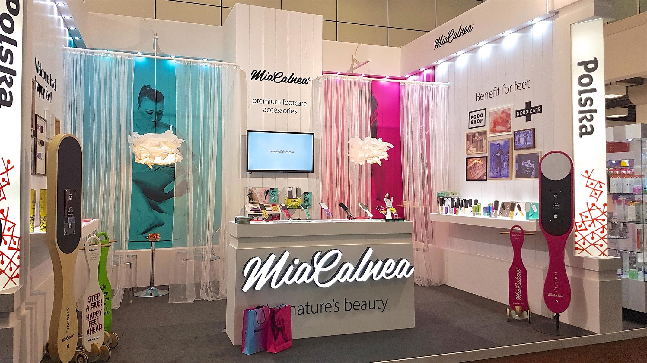 Widok stoiska targowego z produktami do pielęgnacji st&oacute;p