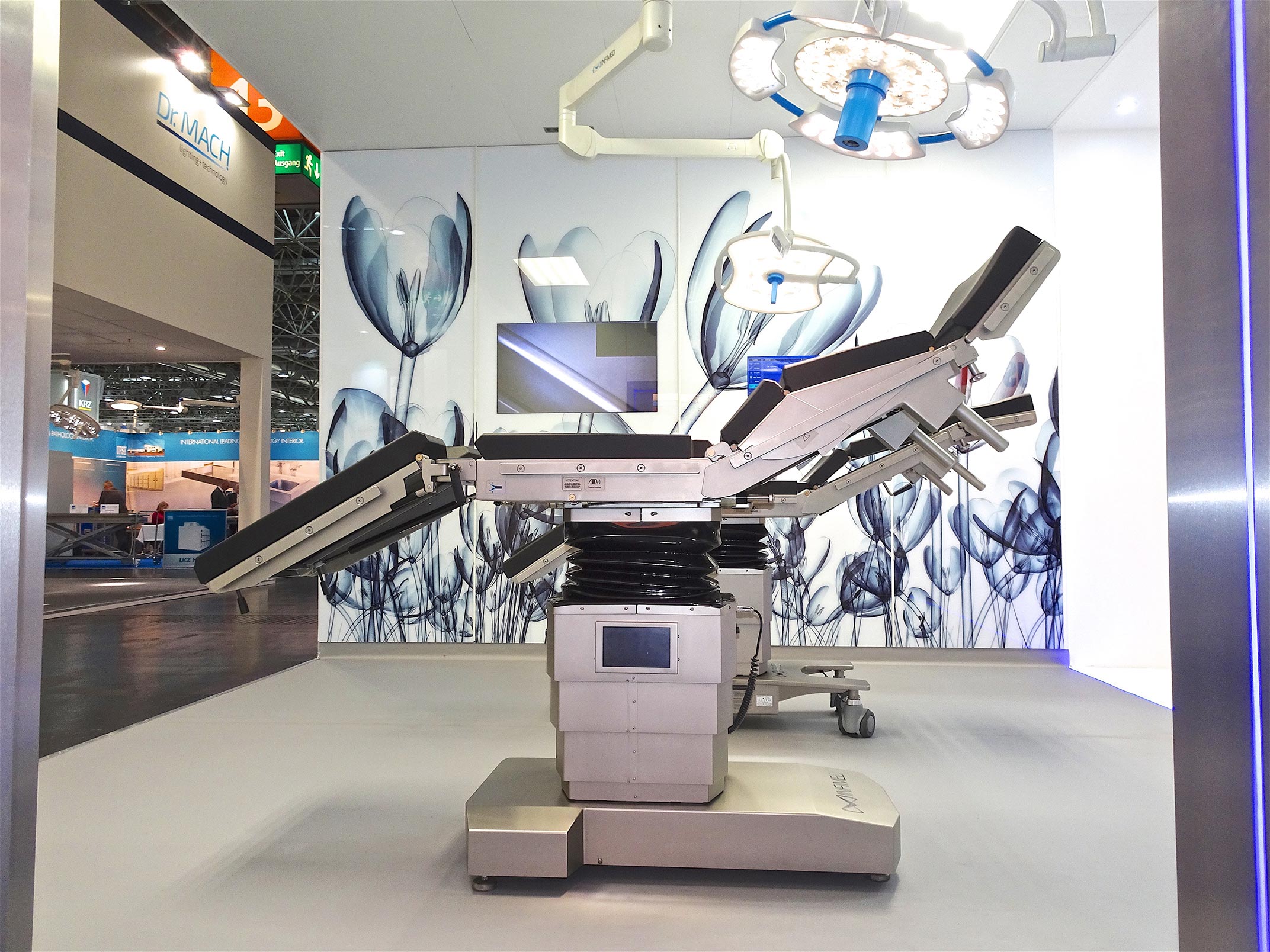 St&oacute;ł operacyjny na stoisku targowym 