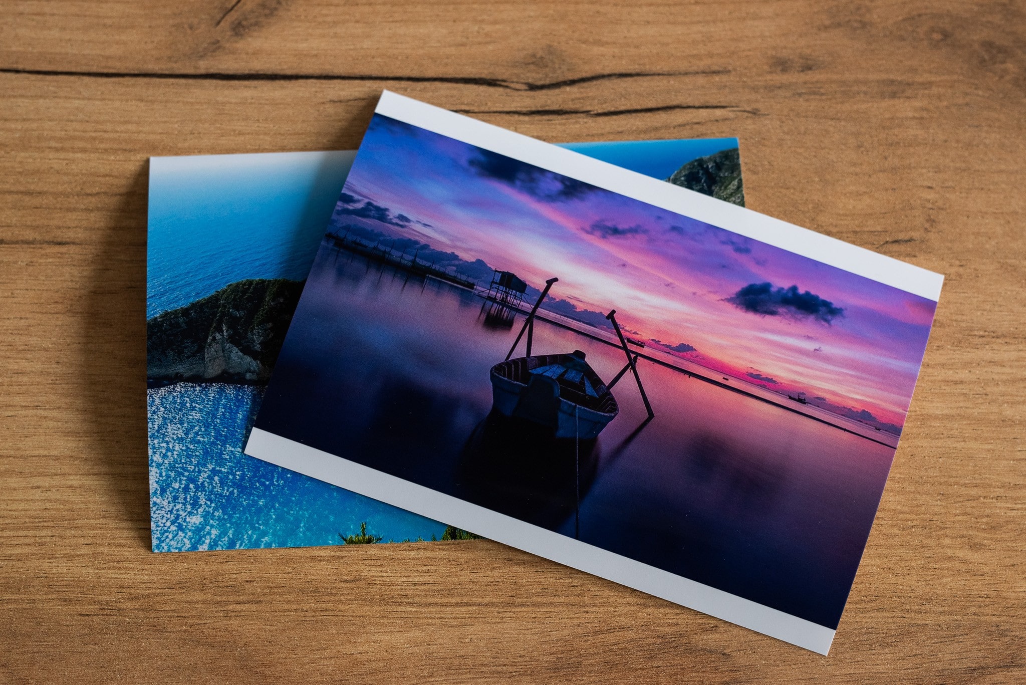 Dwa zdjęcia krajobraz&oacute;w na blacie