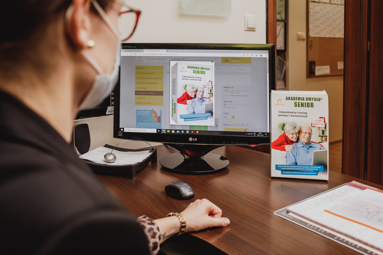 Zarys sylwetki osoby, kt&oacute;ra siedzi przed ekranem komputera