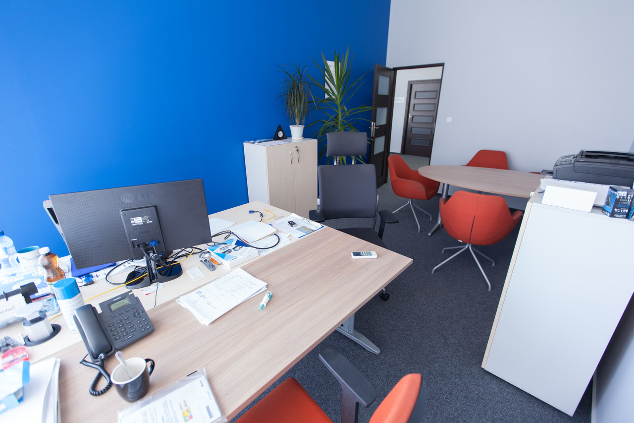 Wnętrze pokoju z biurkiem i laptopem