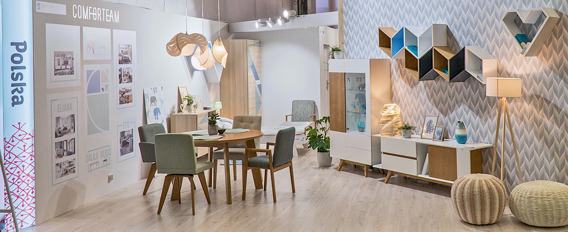 Widok stoiska targowego z meblami: st&oacute;ł oraz krzesła