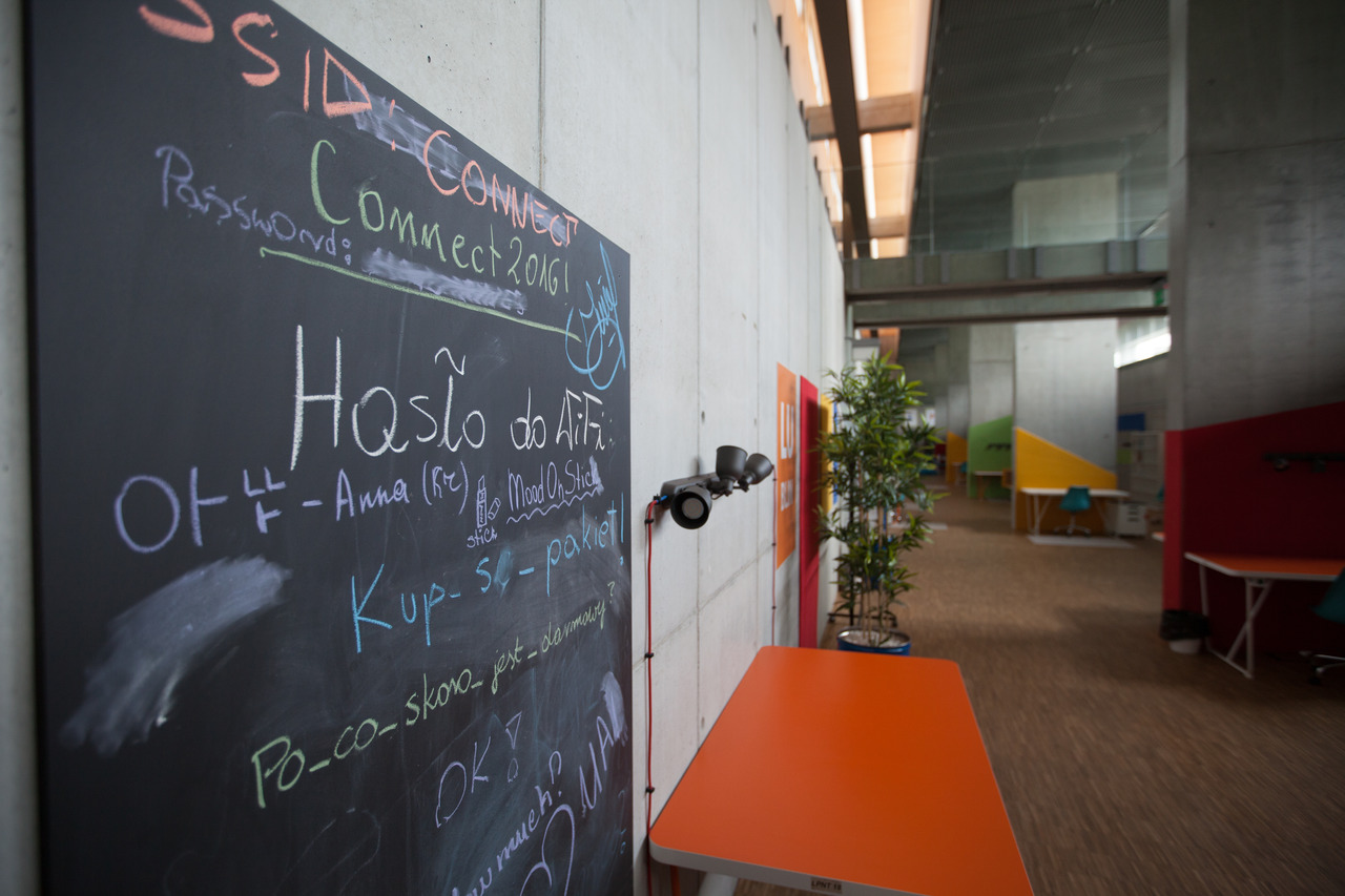 Tablica, dalej widok na pomieszczenie biurowe