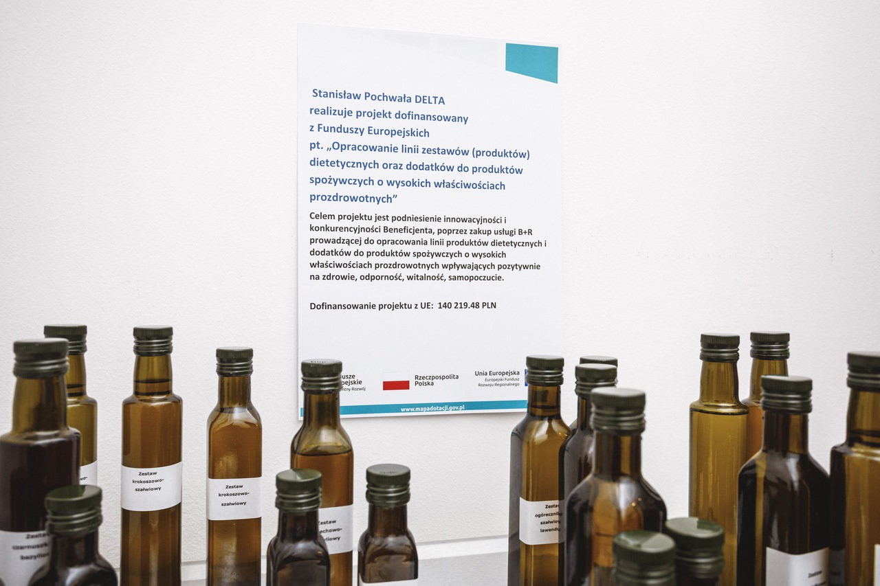 Brązowe buteleczki stoją na tle kartek 