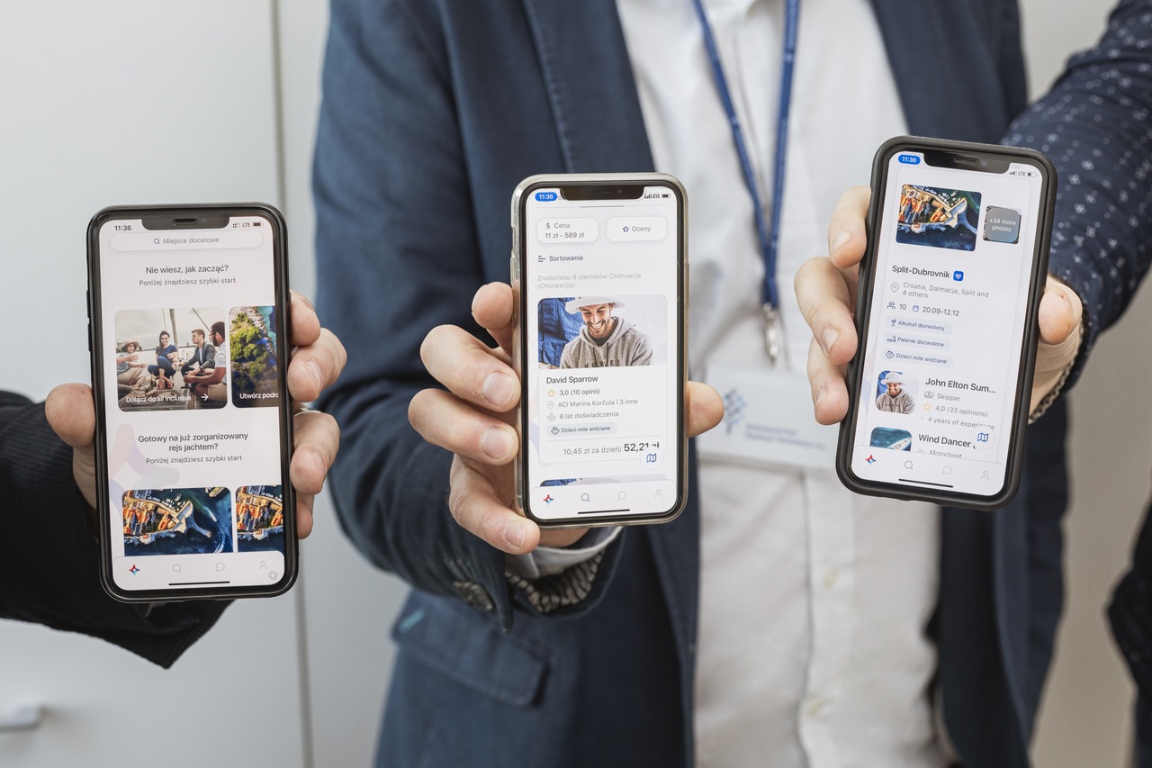 Trzey telefone w trzech rękach