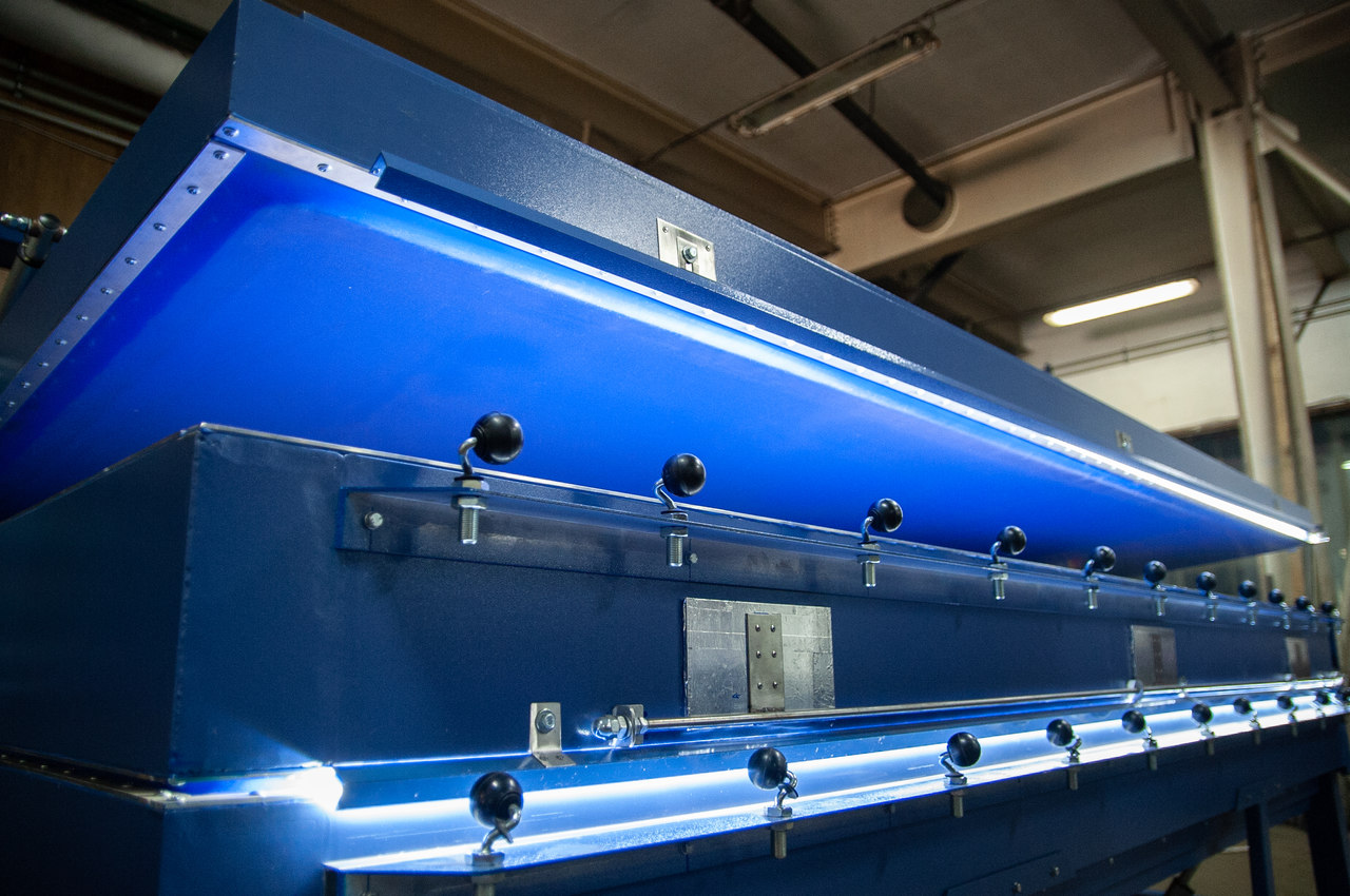 Maszyna, kt&oacute;ry służy do laminowania szkła