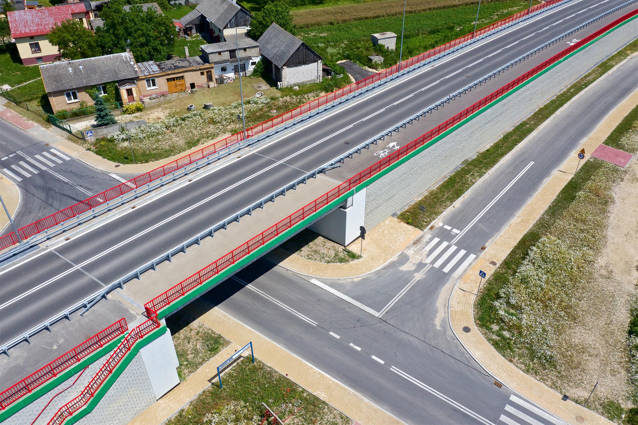 Widok z lotu ptaka na wiadukt i drogę