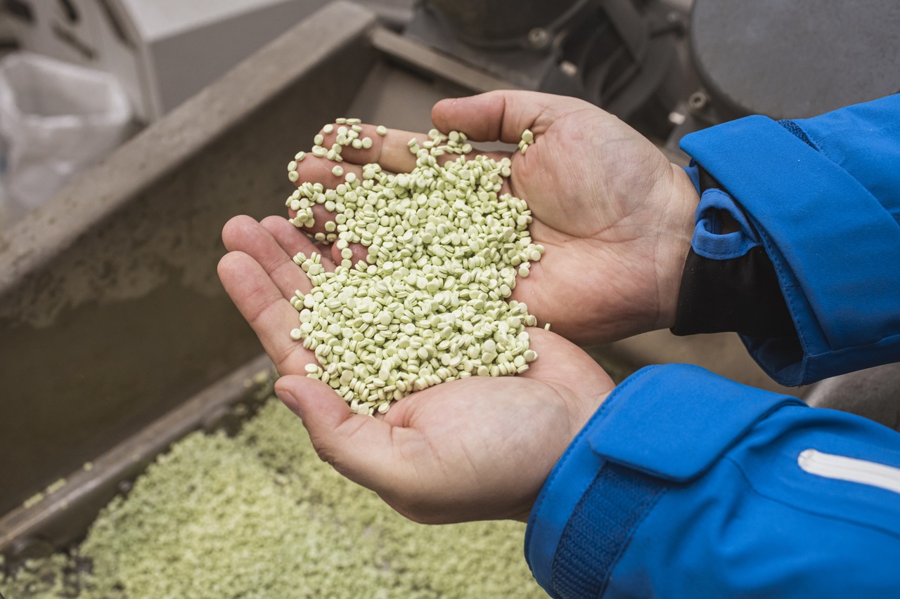 Granulat, kt&oacute;ry leży na rękach