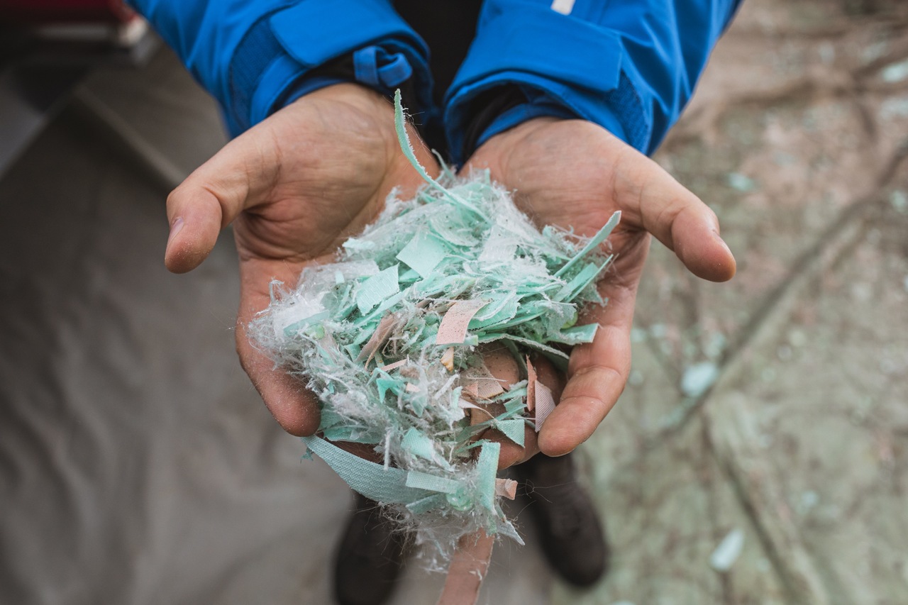 Granulat, kt&oacute;ry leży na rękach