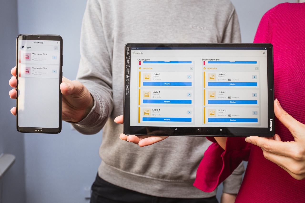 W dłoniach tablet i telefon