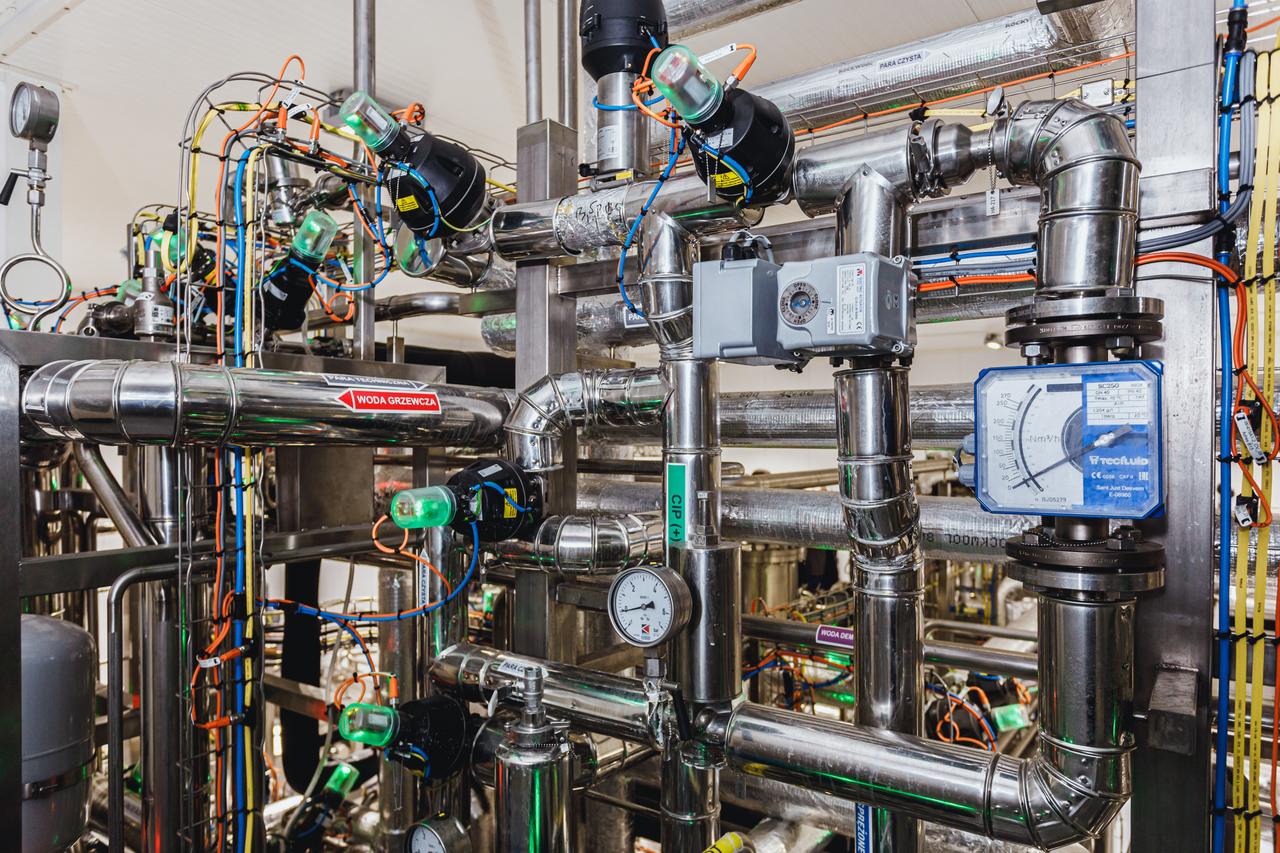 Plątanina stalowych rur