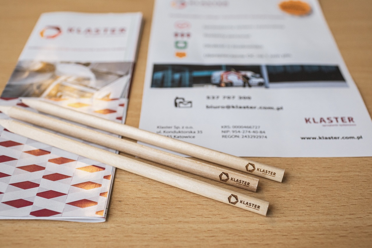 Na blacie leżą kartki oraz oł&oacute;wki 