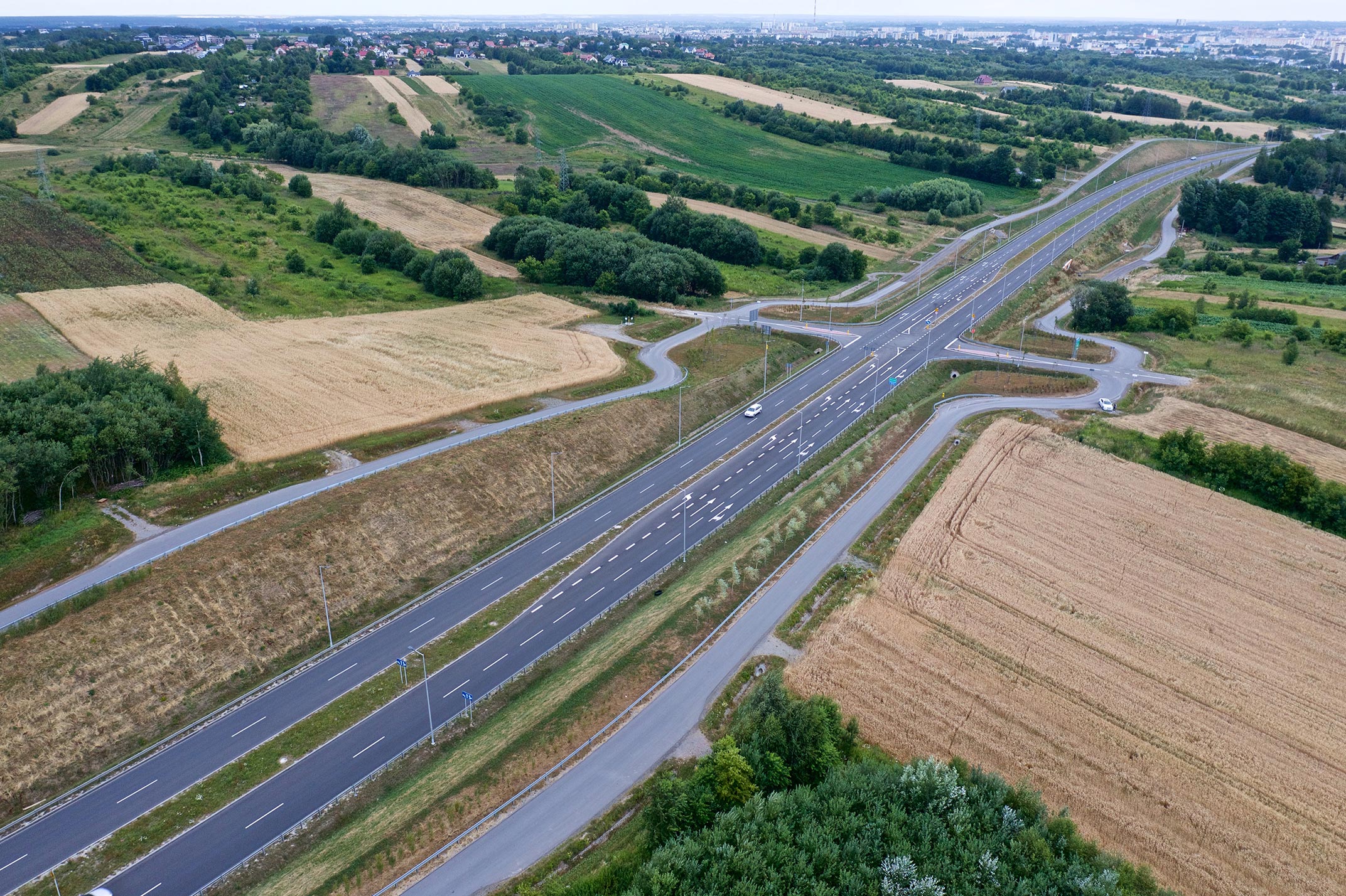 Widok z lotu ptaka na drogę pośr&oacute;d p&oacute;l