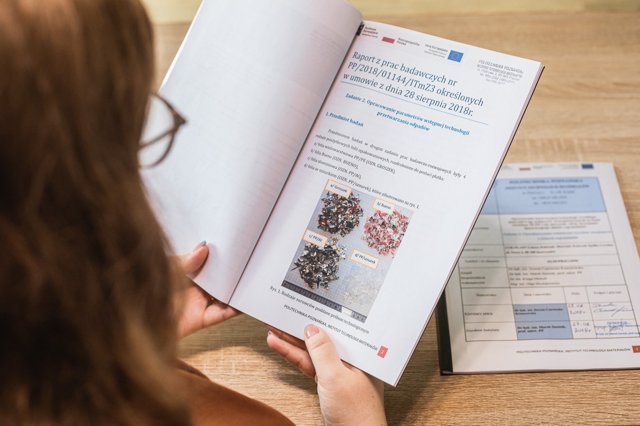 Kobieta oglądająca raport