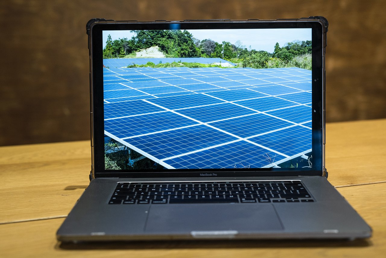 Laptop, kt&oacute;ryna ekranie ma panele fotowoltaiczne