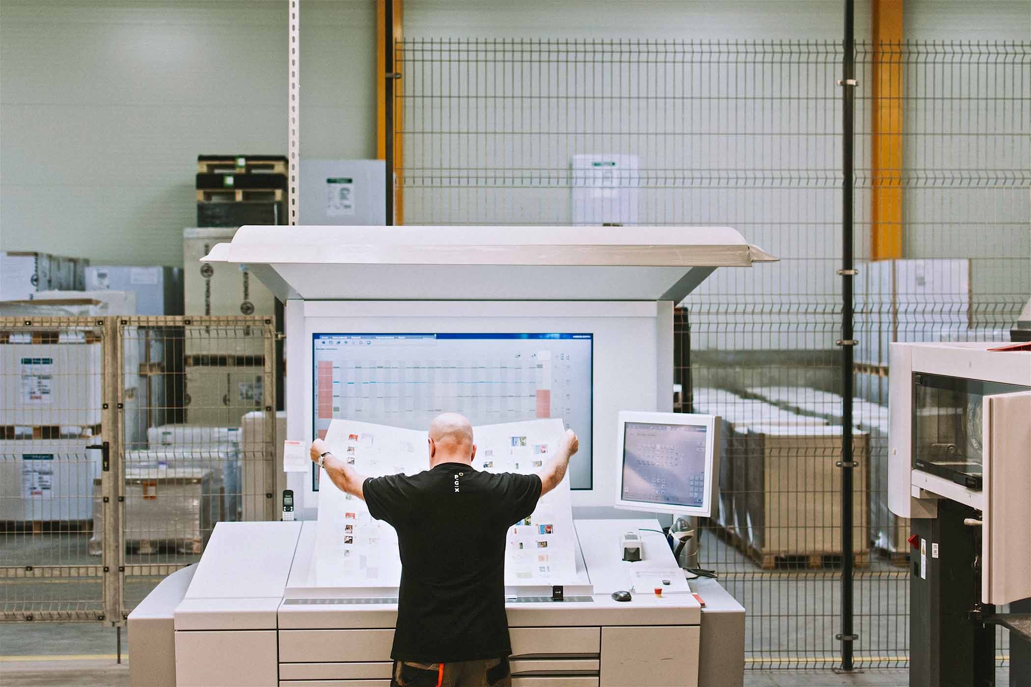 Maszyna drukująca, kt&oacute;rą obsługuje mężczyzna