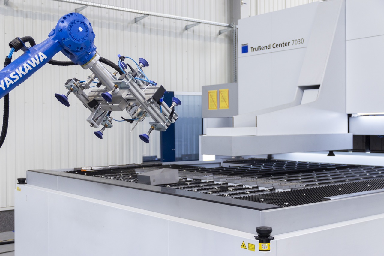 Maszyna w hali produkcyjnej