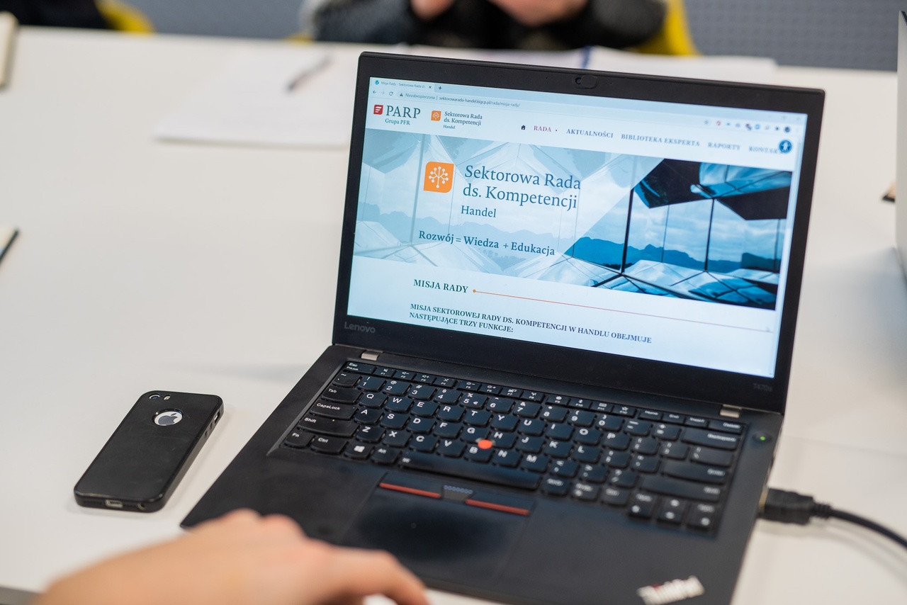 Laptop otwarty na stronie internetowej, stoi na biurku