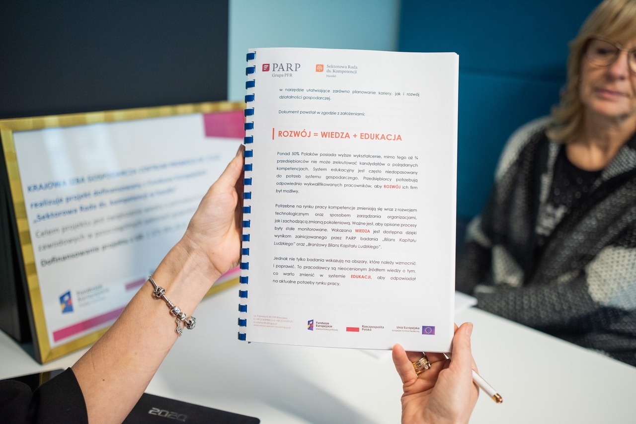 Ręce, kt&oacute;re trzymają dokument