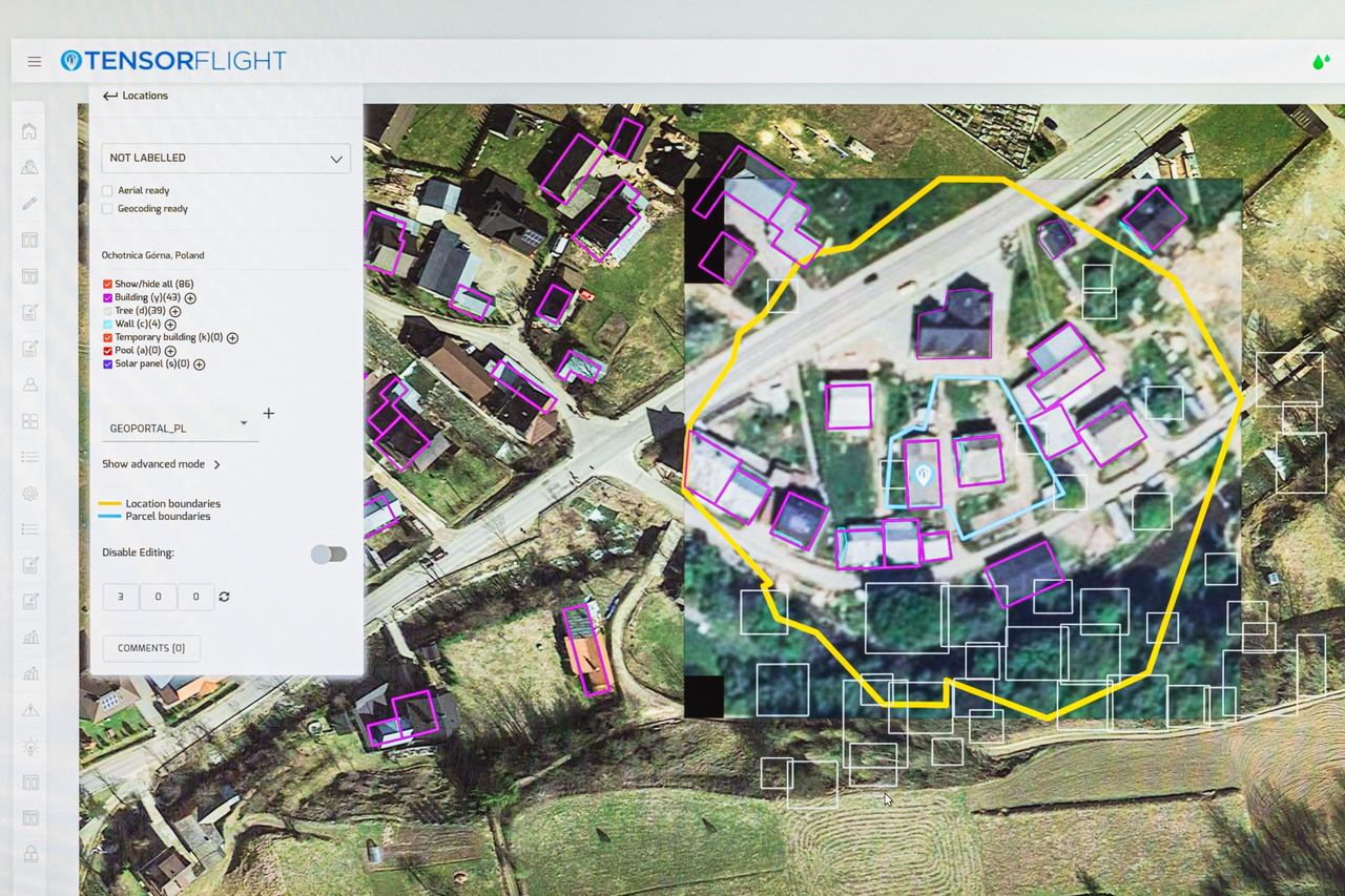 Widok z g&oacute;ry na zabudowania