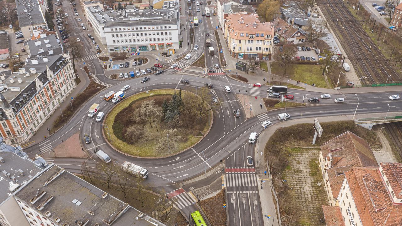 Widok z lotu ptaka na sieć dr&oacute;g