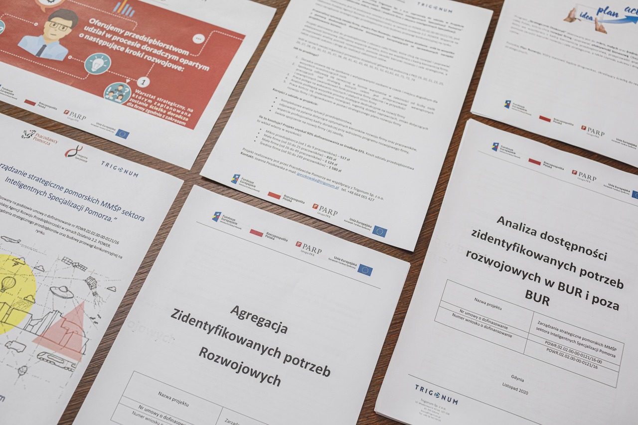 Kartki papieru na blacie