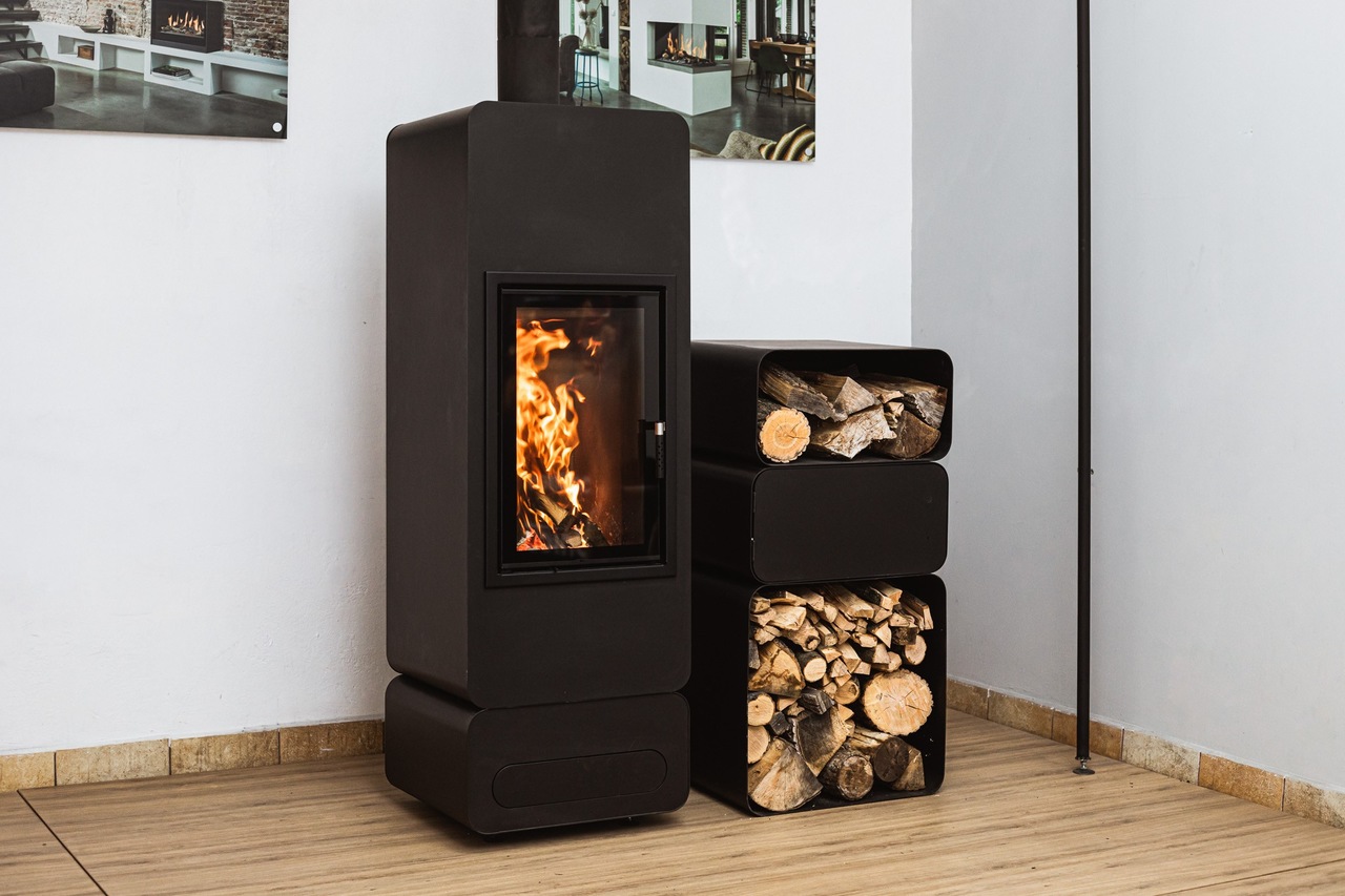 Kominek z drewnem