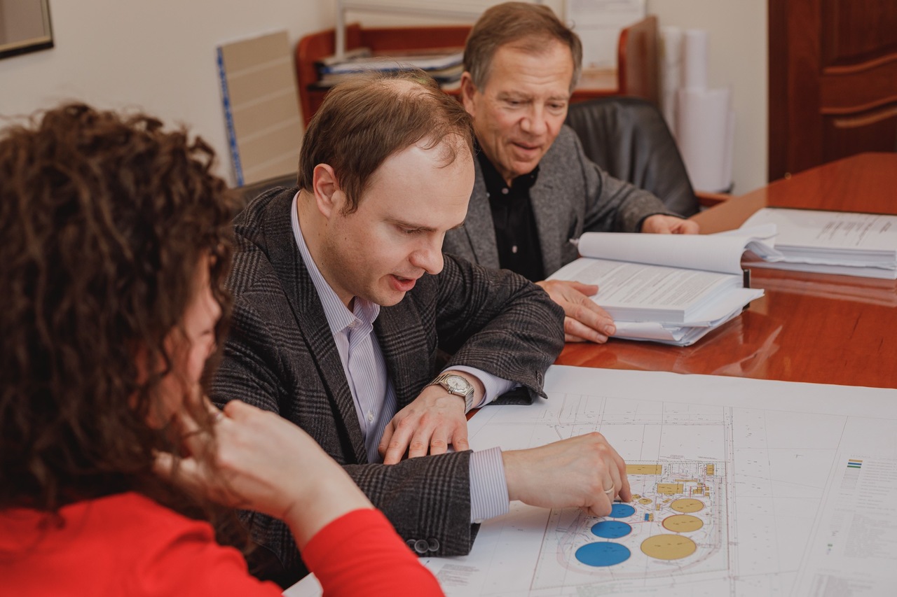 Troje ludzi dyskutuje