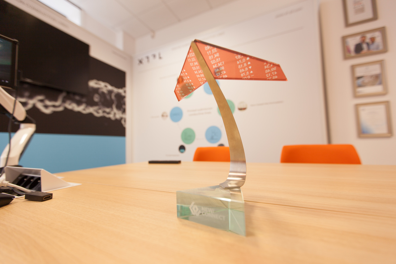 Statuetka na biurku, w tle pok&oacute;j